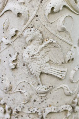 taş bir ayağı üzerinde kartal