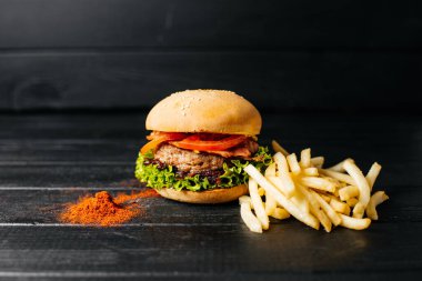 Yemek, hamburger, siyah arka plan, hamburger arka plan. 