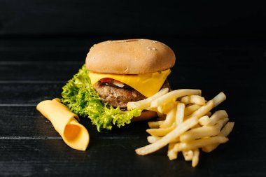 Yemek, hamburger, siyah arka plan, hamburger arka plan. 