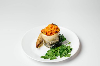 Tabakta tabak, lezzetli yemek.