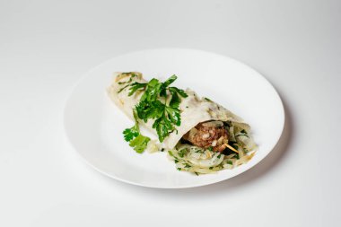 Tabakta tabak, lezzetli yemek.