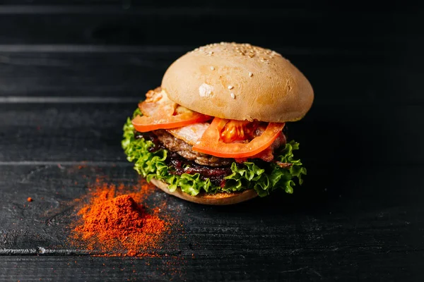 Yemek, hamburger, siyah arka plan, hamburger arka plan. 