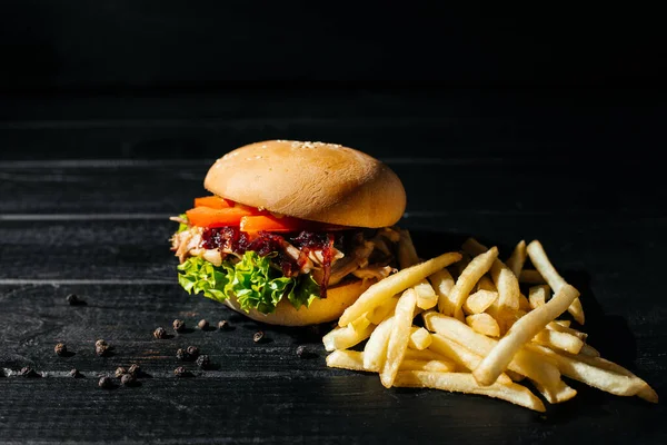Yemek, hamburger, siyah arka plan, hamburger arka plan. 