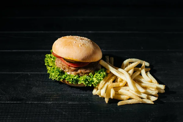 Yemek, hamburger, siyah arka plan, hamburger arka plan. 