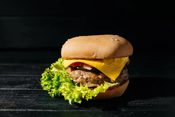 Yemek, hamburger, siyah arka plan, hamburger arka plan. 