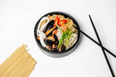 Ramen, Asya yemeği, siyah tabakta ramen, tavuklu ramen. 