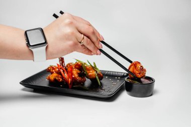 Teriyaki, Asya yemeği, Çin yemeği, siyah tabakta teriyaki, mikroyeşil