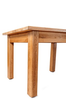 Beyaz arkaplanda el yapımı ahşap masa.