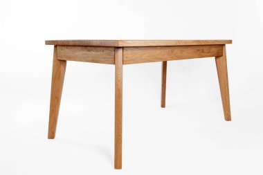 Beyaz arkaplanda el yapımı ahşap masa.