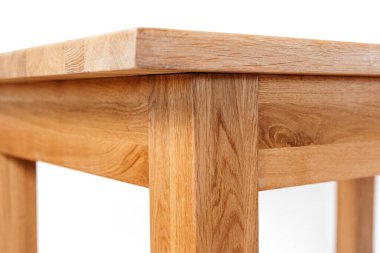 Beyaz arkaplanda el yapımı ahşap masa.