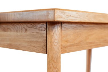 Beyaz arkaplanda el yapımı ahşap masa.