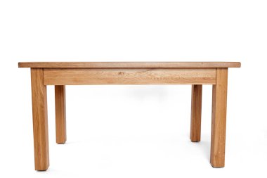 Beyaz arkaplanda el yapımı ahşap masa.