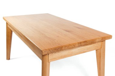 Beyaz arkaplanda el yapımı ahşap masa.