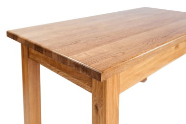 Beyaz arkaplanda el yapımı ahşap masa.