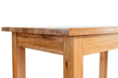 Beyaz arkaplanda el yapımı ahşap masa.