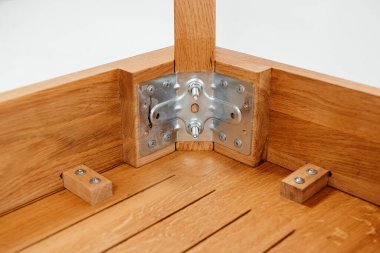 Beyaz arkaplanda el yapımı ahşap masa.