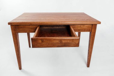 Beyaz arkaplanda el yapımı ahşap masa.