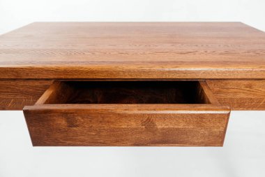 Beyaz arkaplanda el yapımı ahşap masa.