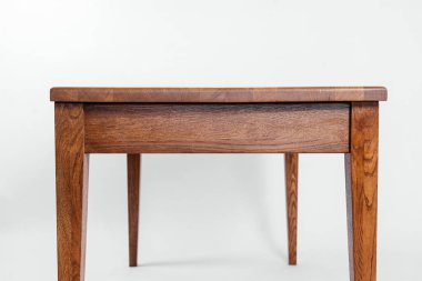 Beyaz arkaplanda el yapımı ahşap masa.