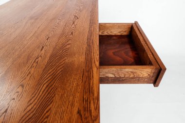 Beyaz arkaplanda el yapımı ahşap masa.