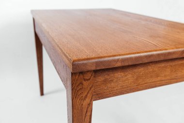 Beyaz arkaplanda el yapımı ahşap masa.