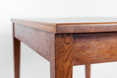 Beyaz arkaplanda el yapımı ahşap masa.