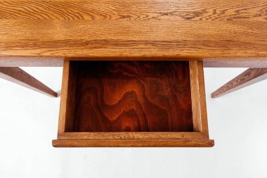 Beyaz arkaplanda el yapımı ahşap masa.