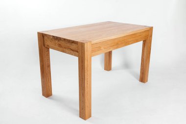 Beyaz arkaplanda el yapımı ahşap masa.