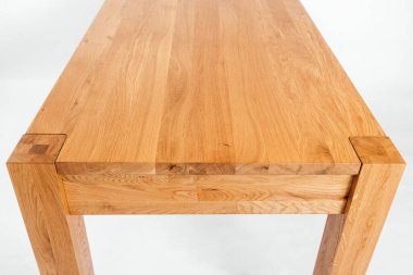 Beyaz arkaplanda el yapımı ahşap masa.