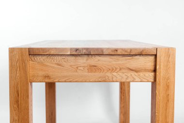 Beyaz arkaplanda el yapımı ahşap masa.