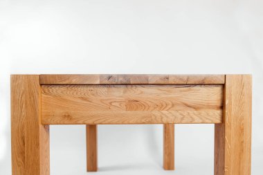 Beyaz arkaplanda el yapımı ahşap masa.