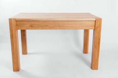 Beyaz arkaplanda el yapımı ahşap masa.