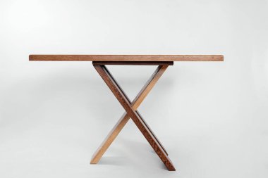 Beyaz arkaplanda el yapımı ahşap masa.