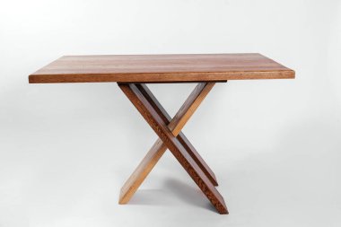 Beyaz arkaplanda el yapımı ahşap masa.