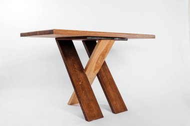 Beyaz arkaplanda el yapımı ahşap masa.