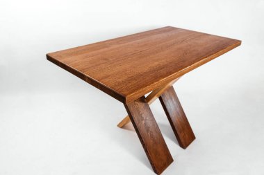 Beyaz arkaplanda el yapımı ahşap masa.