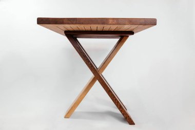 Beyaz arkaplanda el yapımı ahşap masa.