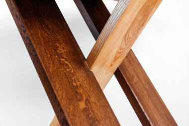 Beyaz arkaplanda el yapımı ahşap masa.