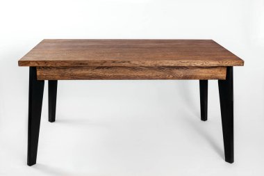 Beyaz arkaplanda el yapımı ahşap masa.