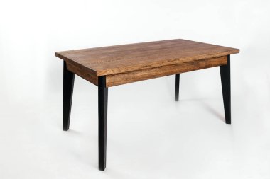 Beyaz arkaplanda el yapımı ahşap masa.