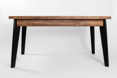 Beyaz arkaplanda el yapımı ahşap masa.