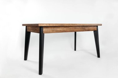 Beyaz arkaplanda el yapımı ahşap masa.