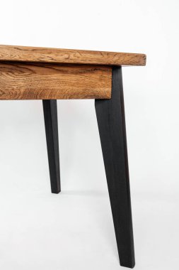 Beyaz arkaplanda el yapımı ahşap masa.