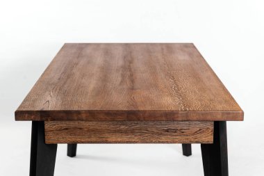 Beyaz arkaplanda el yapımı ahşap masa.