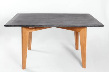 Beyaz arkaplanda el yapımı ahşap masa.