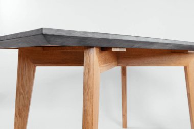 Beyaz arkaplanda el yapımı ahşap masa.