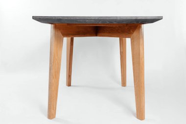 Beyaz arkaplanda el yapımı ahşap masa.