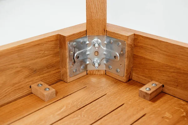 Beyaz arkaplanda el yapımı ahşap masa.