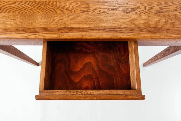 Beyaz arkaplanda el yapımı ahşap masa.