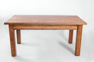 Beyaz arkaplanda el yapımı ahşap masa.